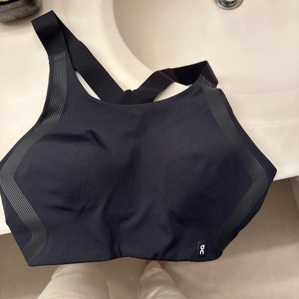 ON Running Performance Bra - Picture 3 of 9